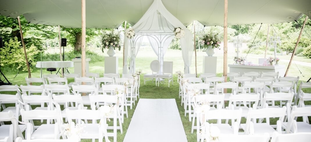 styling-met-witte-vleugel-ceremonie-muziek